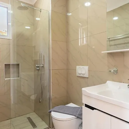Aphrodite's Garden Hotel Himare