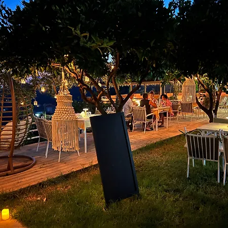 Aphrodite's Garden 酒店 3*