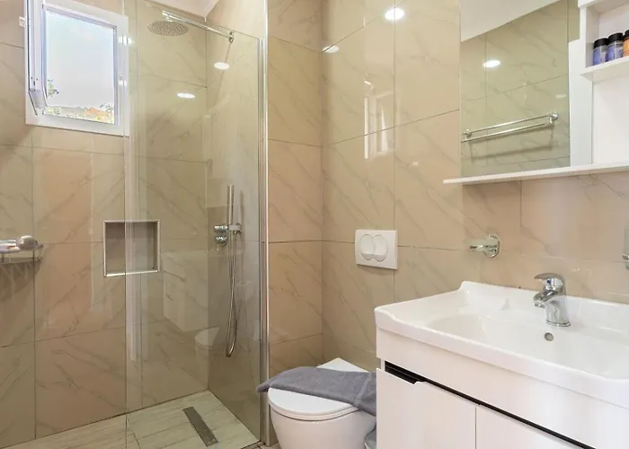 Aphrodite's Garden Hotel Himare